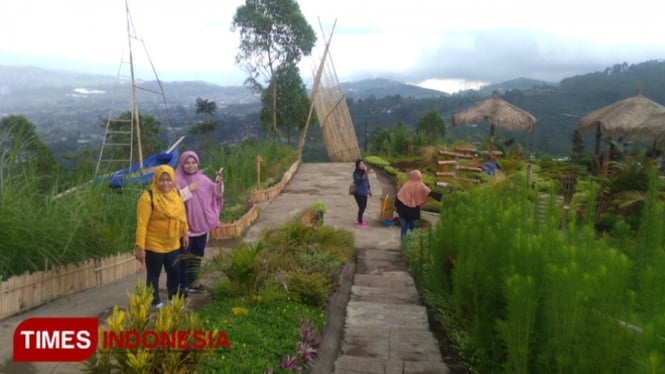 Menikmati duasana sejuk di Wisata Bukit Nirwana Pujon Kidul (FOTO: Rosidatul Hasanah/ TimesIndonesia)