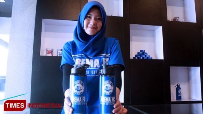 Penjaga toko memperlihatkan salah satu merchandise di Arema FC Official Store (Foto: Ovan/TIMES Indonesia)