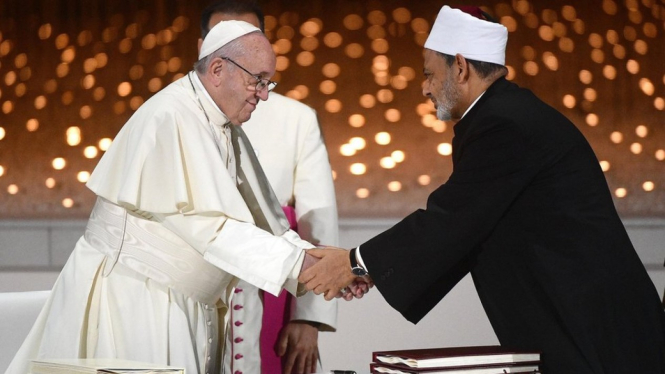 Sheikh Ahmed al-Tayeb dan Paus Fransiskus menandatangani `dokumen persaudaraan manusia". - EPA