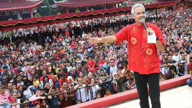 Guberur Jateng Ganjar Pranowo saat perayaan Imlek di Klenteng Sam Poo Kong 