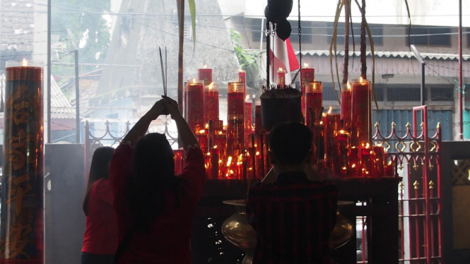 Warga beribadah di momen Imlek di Klenteng Hong Tiek Tiang Surabaya