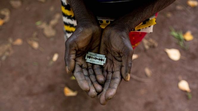 Perempuan yang dikenal sebagai `pemotong` di Mombasa, Kenya memperlihatkan silet yang dipakai pada banyak alat kelamin perempuan. - Getty Images
