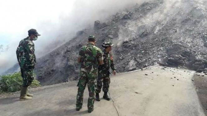 Lahar Gunung Karangetang menutupi jalan