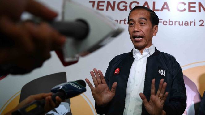 Calon presiden nomor urut 01 Joko Widodo (kiri) memberikan keterangan pers seusai menghadiri Rapat Konsolidasi Nasional Jenggala Center di Jakarta