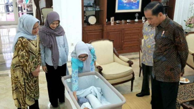 Presiden Jokowi jenguk cucu dari Wapres Jusuf Kalla.