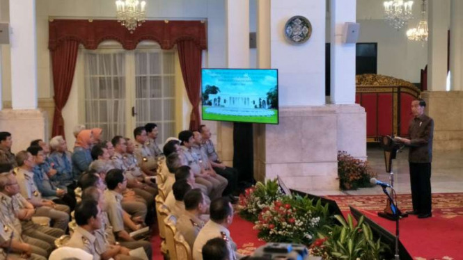 Jokowi beri pengarahan jajaran BPN.