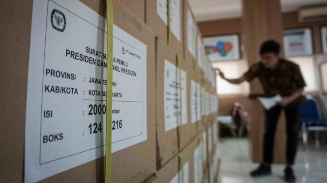 Petugas Komisi Pemilihan Umum (KPU) Kota Solo menghitung jumlah kotak berisi surat suara Pemilihan Presiden dan Wakil Presiden di Kantor KPU, Solo, Jawa Tengah, Rabu, 6 Februari 2019.