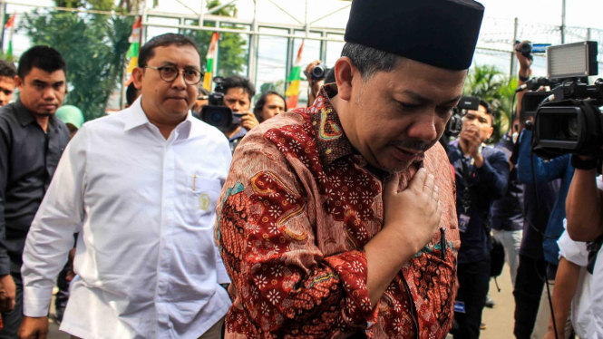 Wakil Ketua DPR Fahri Hamzah (kanan) dan Fadli Zon (kiri) saat memberikan keterangan kepada media saat tiba di Rutan Cipinang, Jakarta, Rabu, 6 Januari 2019.