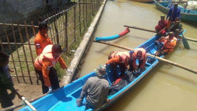 Tim SAR mengevakuasi nelayan yang tewas tenggelam di perairan Nusakambangan