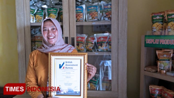 Khosidah Yudo dengan bangga menunjukkan sertifikat ISO dan salah satu produk kripik pisangnya... (FOTO: Widodo Irianto/TIMES Indonesia)