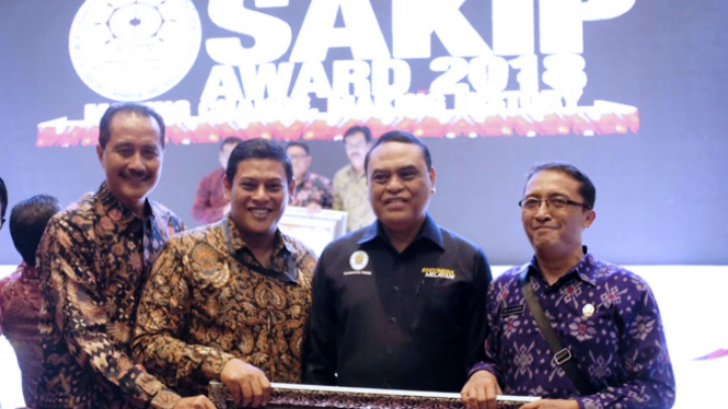 Wali Kota Kediri Abdullah Abu Bakar menerima penghargaan SAKIP tahun 2018. (FOTO: Humas Pemkot Kediri)