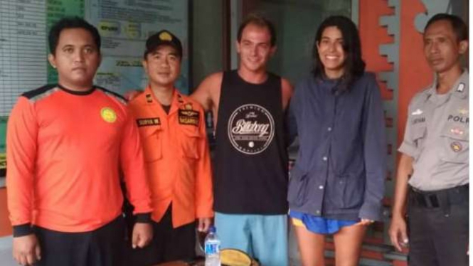 Dua peselancar selamat dari ombak besar di Bali
