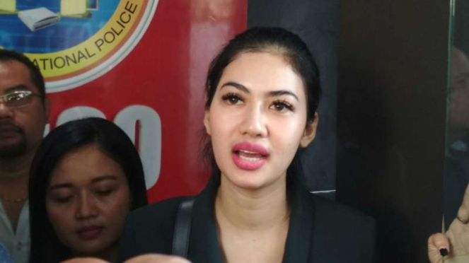 Della Perez di Markas Polda Jatim, Surabaya, Rabu, 6 Februari 2019. 