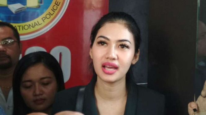 Della Perez di Markas Polda Jatim, Surabaya, Rabu, 6 Februari 2019. 