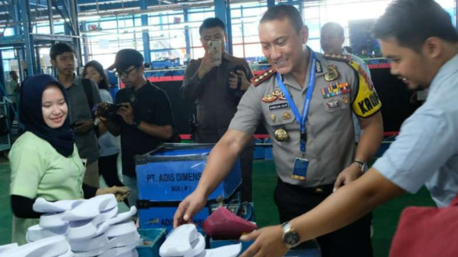 Kapolresta Tangerang Kombes Pol Sabilul Alif datangi perusahaan perakit sepatu.