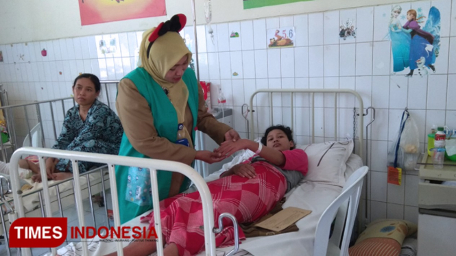 Penderita demam berdarah yang dirawat di RSUD dr. Soegiri Lamongan, (FOTO: MFA Rohmatillah/TIMES Indonesia)