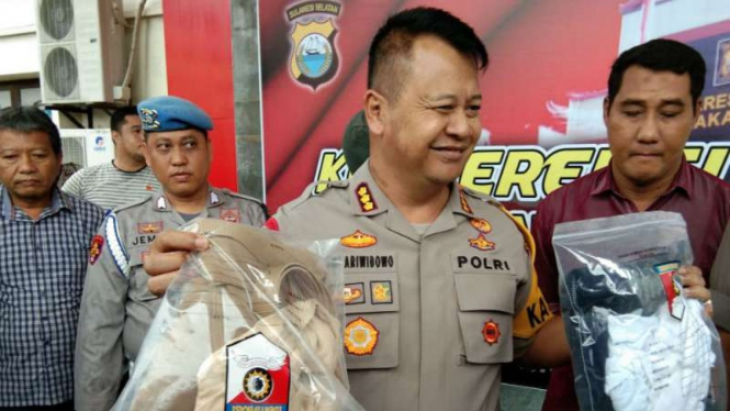Polisi menunjukkan barang bukti kasus penganiayaan maut atas taruna ATKP Aldama Putra di Makassar.