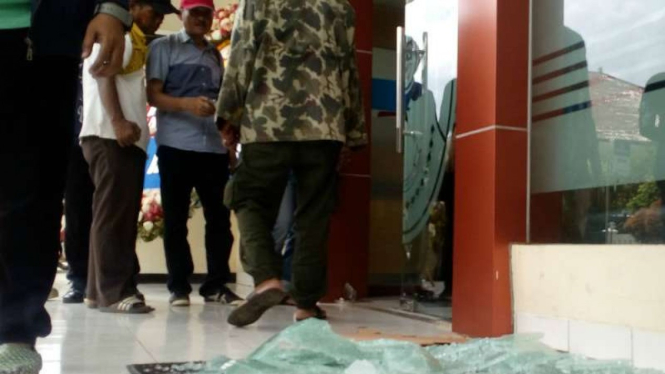 Kaca di lobi utama PN Depok, Jawa Barat pecah.