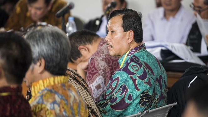 Sekretaris Daerah Pemerintah Provinsi Jawa Barat Iwa Karniwa (batik biru)