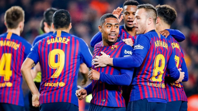 Pemain Barcelona merayakan gol Malcom ke gawang Real Madrid