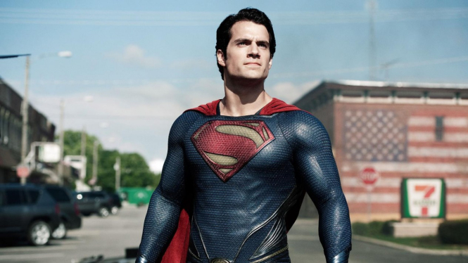 Henry Cavill berperan sebagai Superman.