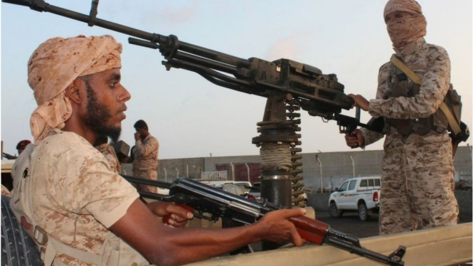 Tentara pro-pemerintah Yaman melakukan penjagaan di pelabuhan Mukalla, di wilayah barat Yaman, 29 November 2018. - SALEH AL-OBEIDI/AFP