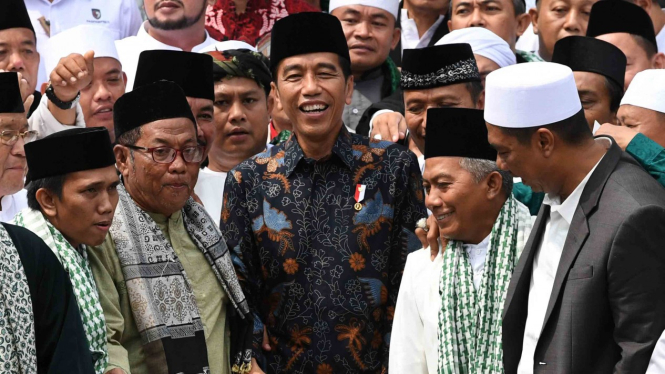 Presiden Joko Widodo (tengah) bersiap untuk berfoto bersama seusai bersilaturahmi dengan Kiai dan Habib se-Jadetabek di Istana Negara Jakarta