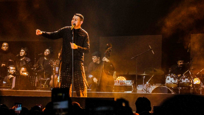 Penyanyi Tulus menyanyikan sebuah lagu di Istora Senayan, Jakarta, Rabu, 6 Februari 2019.