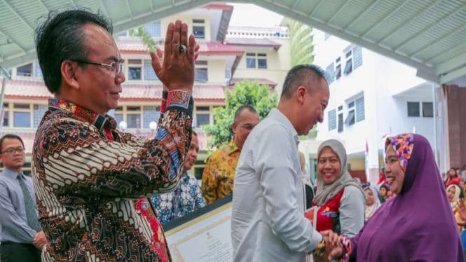 Mensos Agus Gumiwang membagikan bantuan TKH di Tangerang