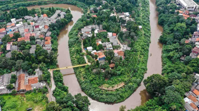 Foto udara aliran Sungai Ciliwung di kawasan Gedong, Pasar Rebo, Jakarta, Kamis, 7 Februari 2019.