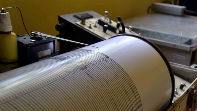 Grafik seismograf aktivitas Gunung Karangetang di Pos Pemantau Gunung Api (PGA) di Desa Salili, Kabupaten Kepulauan Sitaro, Sulawesi Utara, Kamis, 7 Februari 2019.