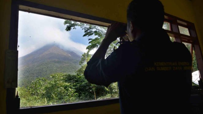 Petugas melakukan pengamatan visual awan panas Gunung Karangetang di Pos Pemantau Gunung Api (PGA) di Desa Salili, Kabupaten Kepulauan Sitaro, Sulawesi Utara, Kamis, 7 Februari 2019.