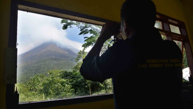 Petugas melakukan pengamatan visual awan panas Gunung Karangetang di Pos Pemantau Gunung Api (PGA) di Desa Salili, Kabupaten Kepulauan Sitaro, Sulawesi Utara, Kamis, 7 Februari 2019.
