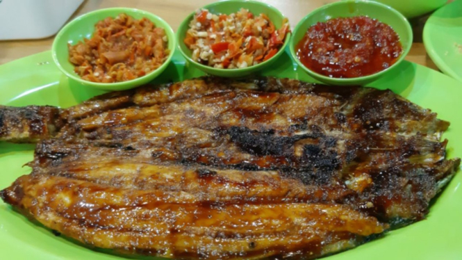 Ikan bakar dan aneka sambal di Restoran Seafood dan Ayam EGP
