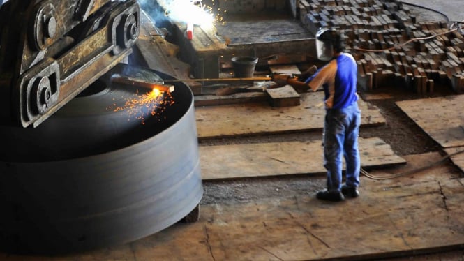Pekerja memotong lempengan baja panas di pabrik pembuatan hot rolled coil (HRC) PT Krakatau Steel (Persero) Tbk di Cilegon, Banten, Kamis, 7 Februari 2019.