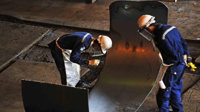 Pekerja memeriksa kualitas lempengan baja panas di pabrik pembuatan hot rolled coil (HRC) PT Krakatau Steel (Persero) Tbk di Cilegon, Banten, Kamis, 7 Februari 2019.
