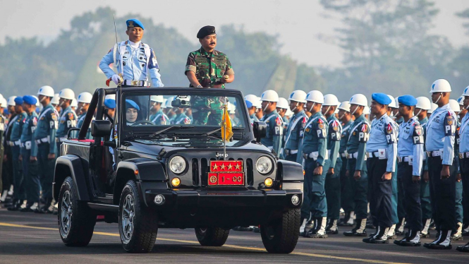 Panglima TNI Marsekal Hadi Tjahjanto (kanan).