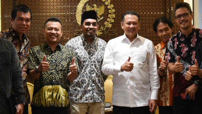 Ketua DPR Bambang Soesatyo (ketiga kanan) berpose bersama musisi Glenn Fredly (ketiga kiri), Anang Hermansyah (kedua kiri) yang juga anggota Komisi X DPR, dan pengamat musik Bens Leo (kedua kanan) seusai melakukan pertemuan di Kompleks Parlemen, Senayan.