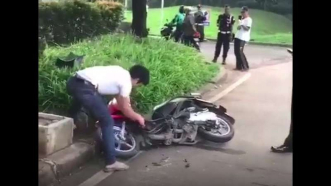 Remaja merusak motor skuter matik