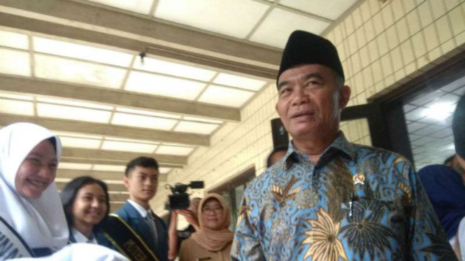 Menteri Pendidikan dan Kebudayaan Muhadjir Effendy mengumumkan keputusan buku ajar SD yang menyebut NU sebagai organisasi radikal saat di Malang, Jawa Timur, Jumat, 8 Februari 2019.