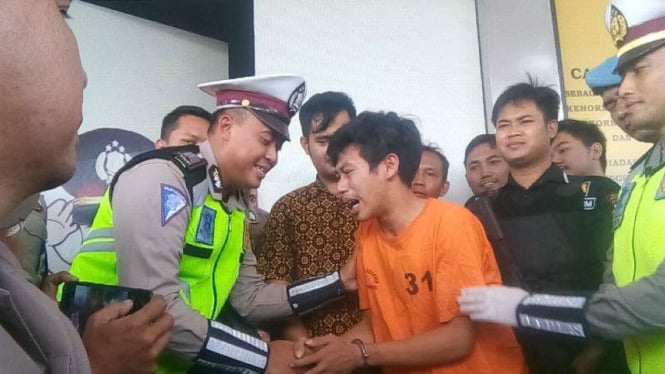 Perusak motor dan pembakar STNK usai ditilang, minta maaf kepada polisi.