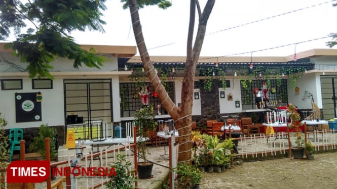 Salah satu aset milik Pemkab Magetan yang digunakan sebagai kafe atau warung di lokasi bangunan ticketing Stadion Yosonegoro Magetan (FOTO: M Kilat Adinugroho/TIMES Indonesia)