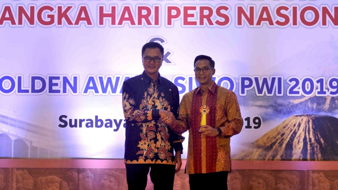 Ketua Umum Persatuan Renang Seluruh Indonesia, Anindya Novyan Bakrie (kanan) menerima penghargaan Golden Award SIWO PWI yang diberikan di Gedung Negara Grahadi Surabaya, Jawa Timur, Jumat, 8 Februari 2019.