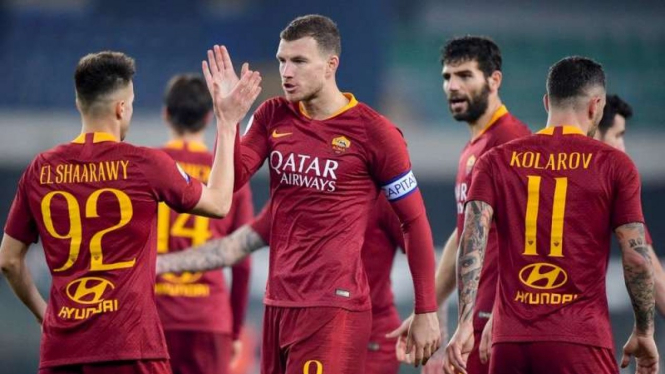 Penyerang AS Roma, Edin Dzeko, melakukan selebrasi usai mencetak  gol