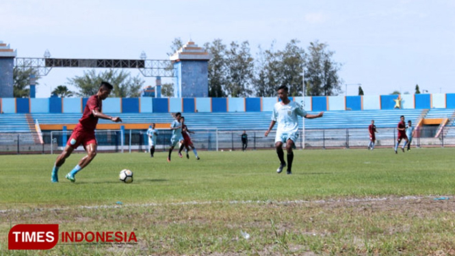 Salah satu aksi pemain Persela, Eky Taufik dalam laga uji coba melawan tim Porprov Lamongan, Sabtu (9/2/2019). (FOTO: MFA Rohmatillah/TIMES Indonesia)