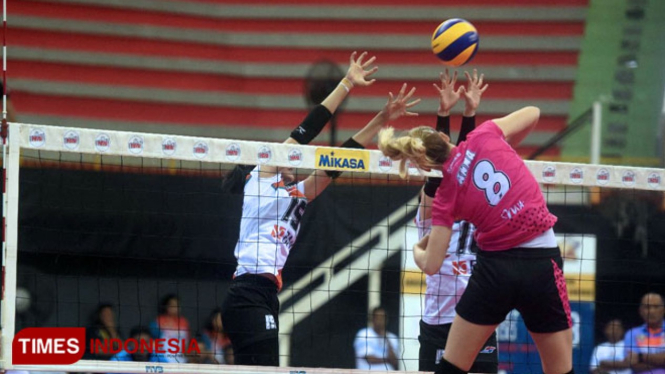 Suasana pertandingan bola voli dalam gelaran Proliga Final Four 2019 di GOR Jayabaya Kota Kediri, Jumat (8/2/2019). (Foto: Cas/TIMES Indonesia)