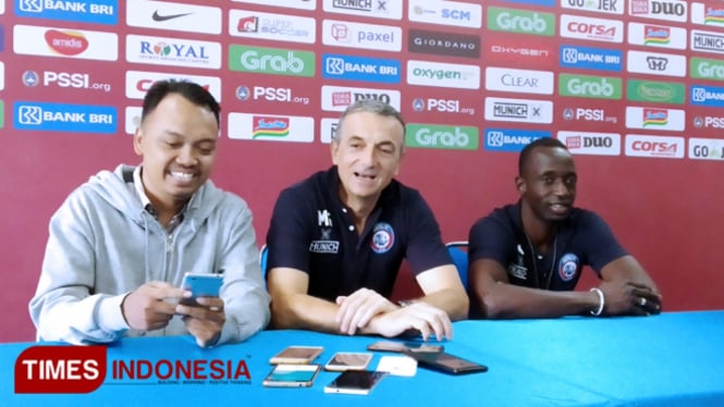 Pelatih Arema FC, Milomir Seslija saat memberikan keterangan pers. (FOTO: Imadudin M/TIMES Indonesia)