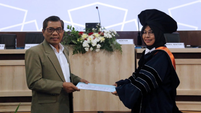 Prof Dr Dyah Aryani Perwitasari M.Si., Ph.D., Apt saat dikukuhkan sebagai Guru Besar Bidang Ilmu Farmasi (Farmakogenetik dan Farmasi Klinik) pada Sidang Senat Terbuka di Kampus Utama UAD Jalan Ring Road Selatan, (9/2/2019). (FOTO: Humas UAD/TIMES Indonesi