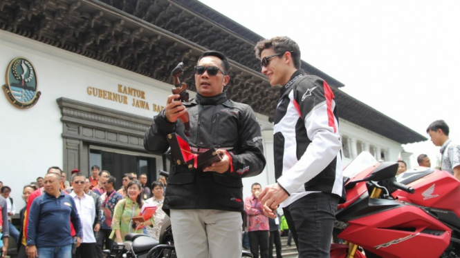 Gubernur Jawa Barat, Ridwan Kamil menyerahkan Kujang pada pembalap Marquez