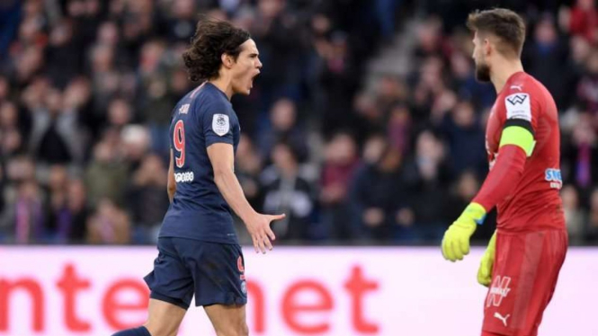 Penyerang Paris Saint-Germain (PSG), Edinson Cavani, absen saat melawan MU